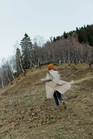 Турист гуляет по осеннему лесу, наслаждаясь свежим воздухом