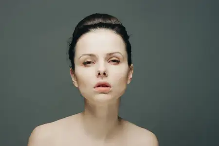 Женщина с обнаженными плечами, привлекательный взгляд, обрезанный вид, изолированный фон