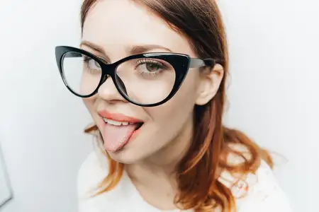Красивая женщина в модных очках, крупный план лица в студии