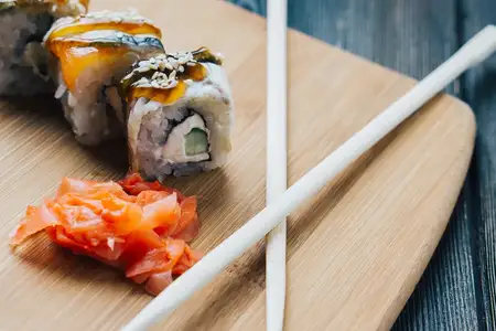 Суши, палочки, деревянная доска, японская кухня, ресторан