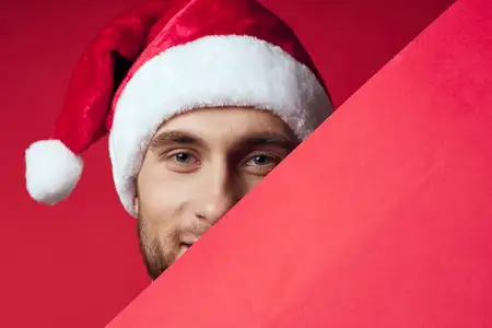 Красивый мужчина в новогодней одежде, реклама, копия пространства, изолированный фон