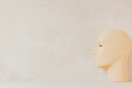 Минималистичный профиль манекена на мягком текстурированном нейтральном фоне