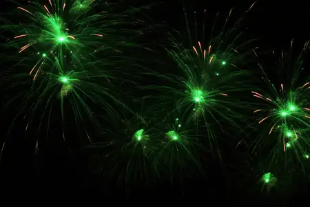Яркий фейерверк в ночном небе