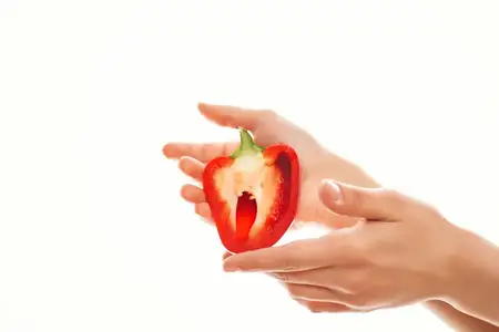 Красный болгарский перец в руках, кухня, приготовление пищи, светлый фон