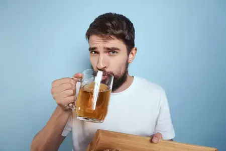Весёлый мужчина с кружкой пива, фастфуд, диетическая еда, образ жизни, синий фон, алкоголь