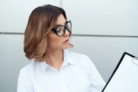 Бизнесвумен на улице, официальная работа, успех, изолированный фон