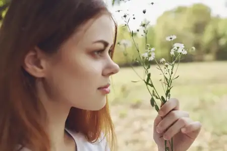 Красивая женщина в путешествии, отдых, растения, солнце, свобода, путешествие