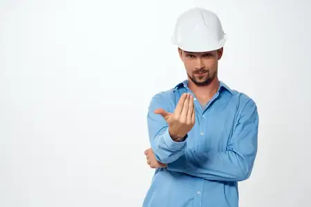 Инженер в белой каске на изолированном фоне