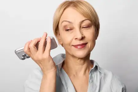 Женщина со смартфоном для звонка
