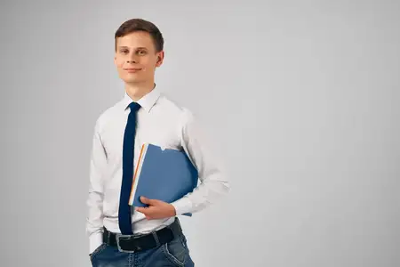 Менеджер в рубашке с галстуком, с документами, профессиональная работа в студии