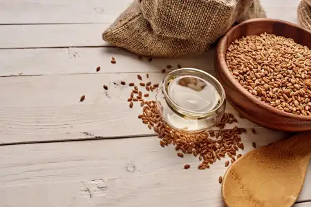 Деревянный стол, здоровый завтрак, вид сверху