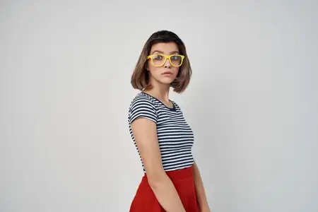 Женщина в очках, полосатой футболке, лето на изолированном фоне