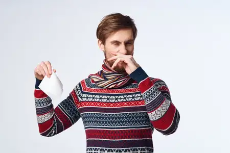 Больной мужчина с носовым платком, проблемы со здоровьем, симптомы гриппа, светлый фон