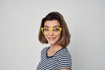Симпатичная женщина в желтых очках и красной юбке, мода, лето