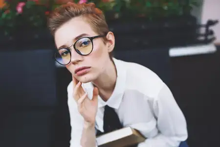 Студент на открытом воздухе в летнем кафе, отдых, общение