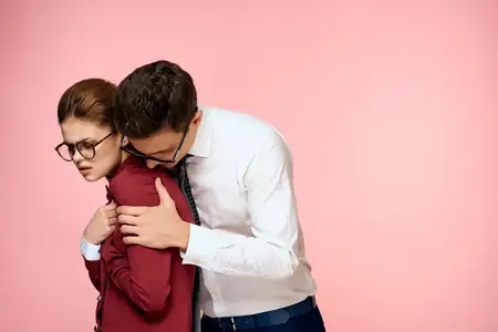 Деловой мужчина и женщина, эмоции, официальные лица на розовом фоне