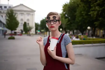 Женщина на улице разговаривает по телефону