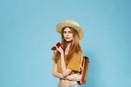 Женщина в шляпе и с сумкой в летнем стиле, путешествие, мода