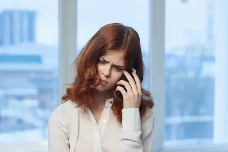 Симпатичная женщина в офисе жестикулирует, финансовый менеджер