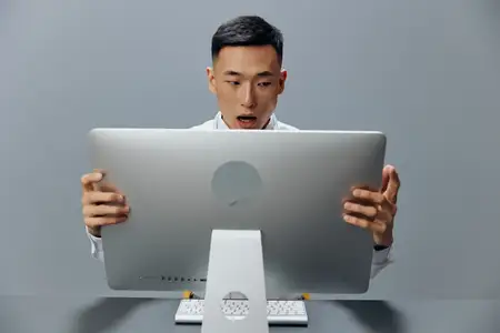 Менеджер держится за монитор