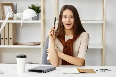 E-learning: женщина готовится к экзамену в квартире за столом