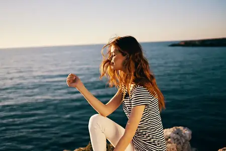 Красивая женщина у моря на закате, лето, футболка, небо