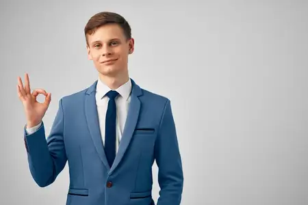 Бизнесмен в костюме жестикулирует руками в офисе