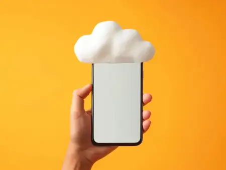 Облачные вычисления: рука держит смартфон с белым пенным облаком на желтом фоне