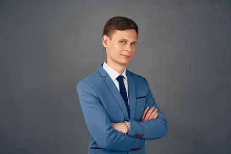 Портрет бизнесмена в костюме, позирующего в студии на изолированном фоне