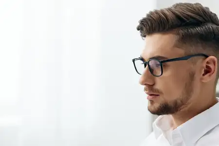 Менеджер в белой рубашке сидит за компьютером, работая с документацией как руководитель