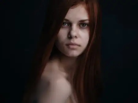 Женщина с обнажёнными плечами, гламур, чистая кожа, тёмный фон
