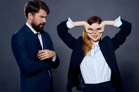 Коллеги по работе вместе общаются в команде в офисе