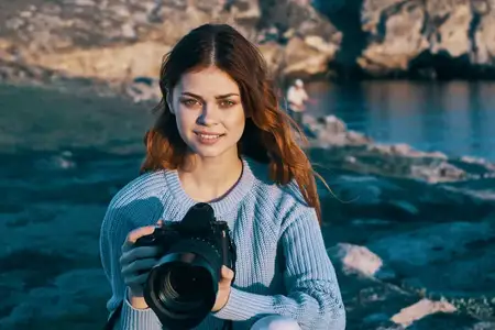 Женщина-туристка, профессиональный фотограф, пейзаж, скалистые горы, природа