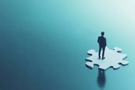 Бизнесмен, стоящий в одиночестве на элементе пазла, символизирует решение проблем и стратегическое мышление на фоне спокойного голубого фона