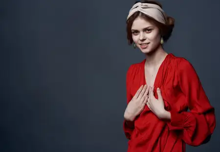 Женские серьги, украшения, тюрбан на голове, очаровательный обрезной вид