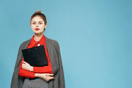 Женщина в деловом костюме, элегантный стиль, работа с документами
