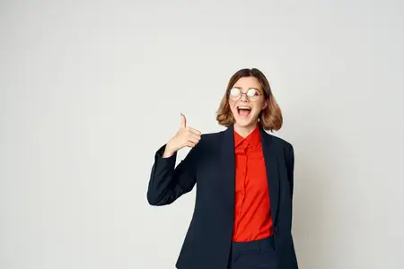 Деловая женщина в костюме и очках работает с документами, менеджер