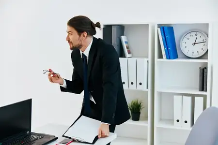 Бизнесмен держит телефонную трубку в офисе