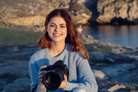 Женщина-фотограф на открытом воздухе, профессиональный пейзаж, образ жизни, веселье