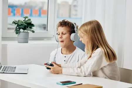 Мальчик и девочка учатся онлайн