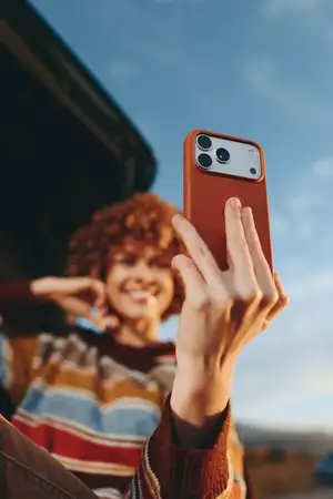 Женщина на открытом воздухе делает селфи на смартфон