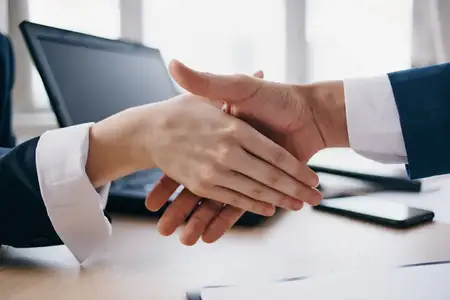 Рукопожатие в офисе, символизирующее успешную сделку и деловое сотрудничество