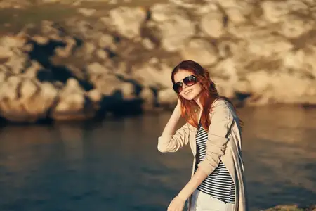 Женщина-туристка на свежем воздухе в горах у реки