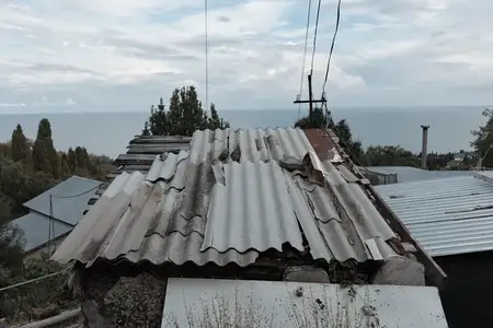 Уединение с видом на океан: потрясающая панорама с крыши, открывающая пышные деревья и сверкающее море вдалеке