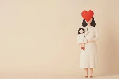 Эта уникальная иллюстрация изображает фигуру матери, держащей куклу с головой в форме сердца, что символизирует любовь, семейные узы и заботу