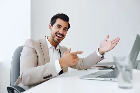 Успешный, красивый, профессиональный мужчина сидит за столом в офисе