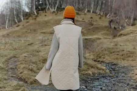 Женщина среди деревьев без листьев, путешествие, свежий воздух, пейзаж