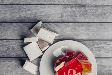 Пирожное на блюдце, чашка чая, десерт, закуска, удовольствие