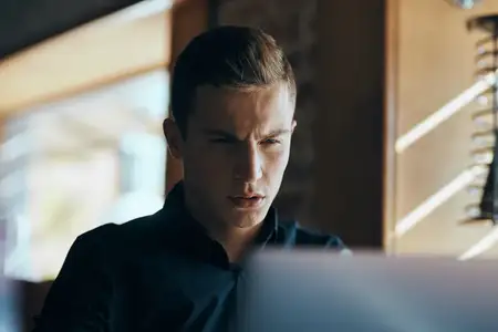 Деловой мужчина-фрилансер с ноутбуком в кафе за столом, менеджер, документы, чашка кофе, модель
