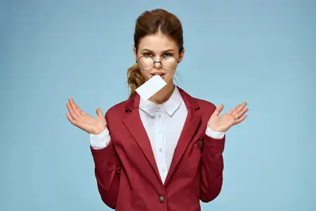 Деловая женщина в официальном костюме держит визитную карточку на синем фоне